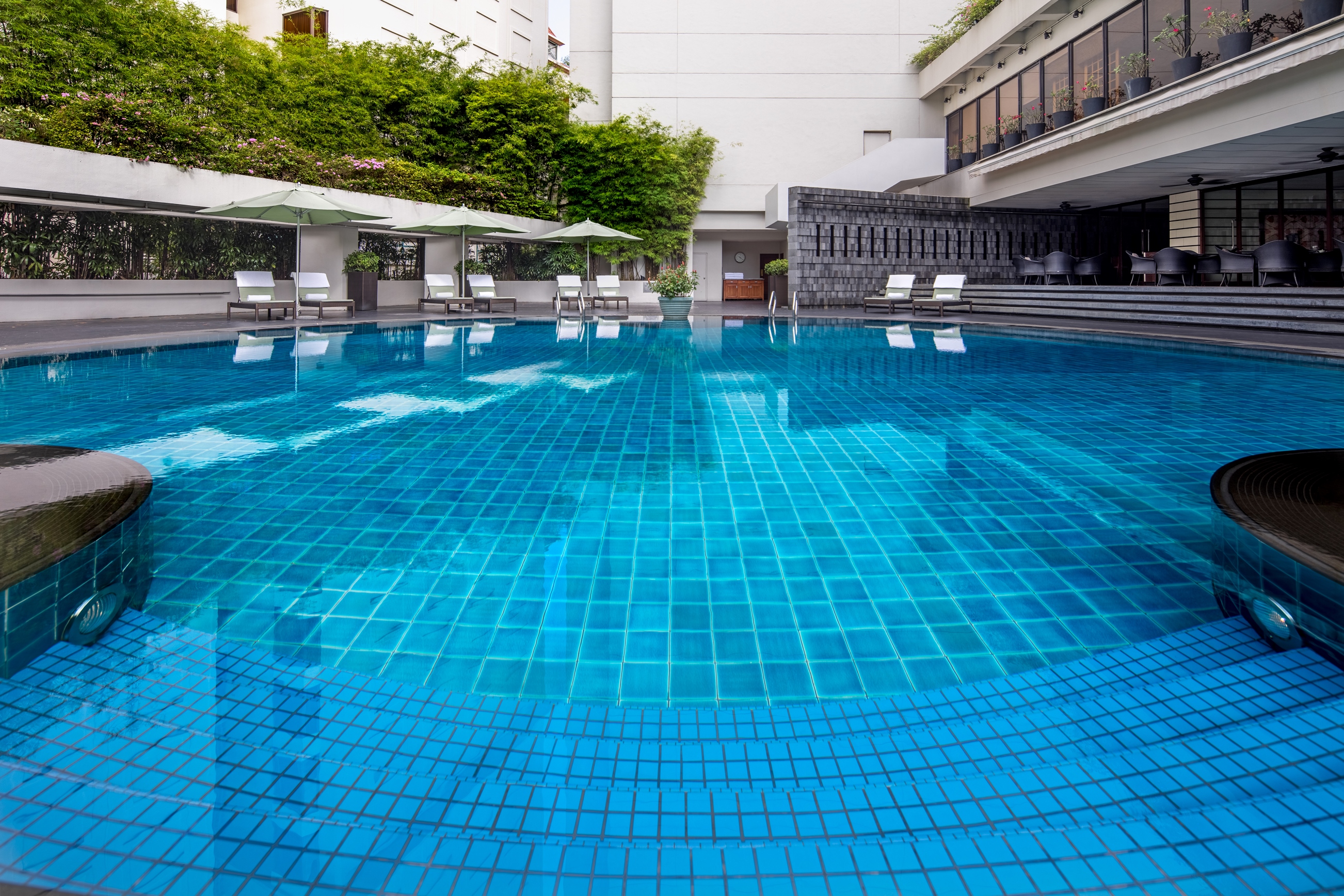 singapore-a-four-seasons-hotel_outdoor-pool
